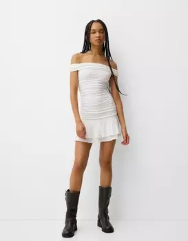 Мини-Платье с оборками и вырезом бардо Bershka, белый