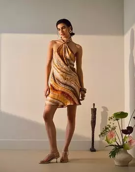 Мини-платье Topshop с завязкой на шее и лямками из атласа с размытым минеральным принтом