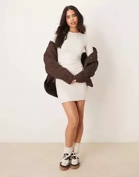 Мини-платье в рубчик с присборенной стороной кремового цвета New Look