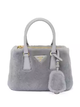 Мини-сумка Galleria из овчины Prada, серый