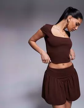 Мини-юбка ASOS DESIGN Coord с V-образным вырезом и заниженной талией шоколадного цвета