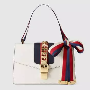 Миниатюрная кожаная сумка через плечо Gucci Sylvie с цепочкой, белый