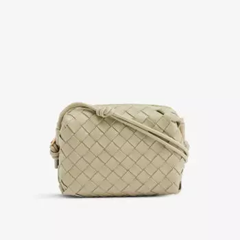 Миниатюрная кожаная сумка через плечо Loop в технике интреччато Bottega Veneta, желтый