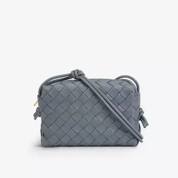 Миниатюрная кожаная сумка через плечо Loop в технике интреччато Bottega Veneta, желтый