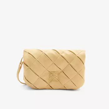Миниатюрная кожаная сумка на плечо goya puffer со складками Loewe, цвет butter
