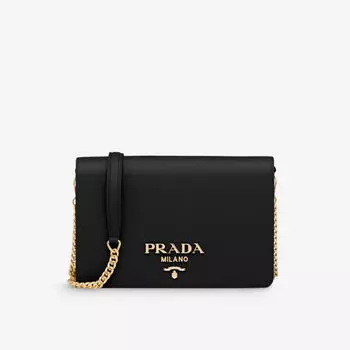Миниатюрная сумка через плечо из сафьяновой кожи с фирменной бляшкой Prada, черный