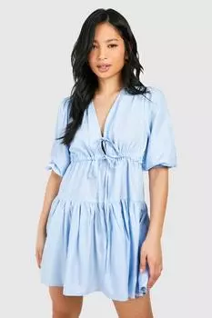 Многоярусное мини-платье Petite из шамбре с завязкой спереди boohoo, синий