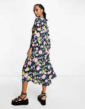 Многоярусное свободное платье миди с длинными рукавами ASOS DESIGN Petite с крупным черным цветочным принтом