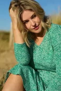 Многослойное платье миди из изогнутого хлопка с узором в виде мелких листьев Live Unlimited, зеленый