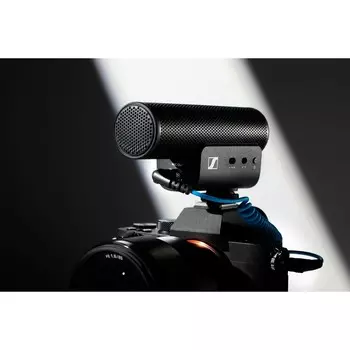 Мобильный комплект Sennheiser MKE 400 — включает микрофон-пушку MKE 400, мини-штатив Manfrotto PIXI и зажим для смартфона Sennheiser