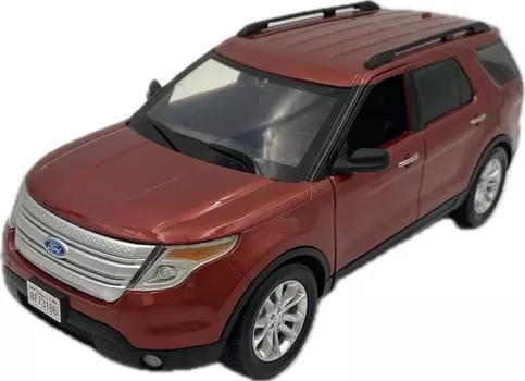 Модель Ford Explorer XLT 2015 1:18 Motormax 73186 красный