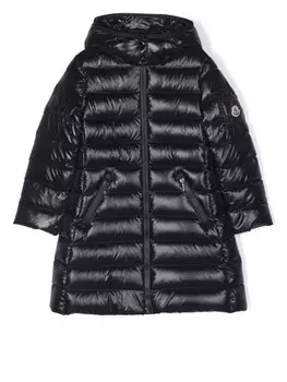 Moncler Enfant длинный пуховик с нашивкой-логотипом, черный