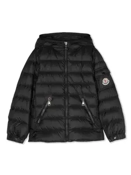 Moncler Enfant стеганая куртка с нашивкой-логотипом, черный