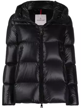 Moncler пуховик с капюшоном и нашивкой-логотипом, черный