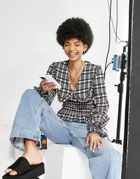 Монохромная клетчатая блузка Topshop с высоким воротником