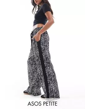 Монохромные брюки с животным принтом и контрастной вставкой ASOS DESIGN Petite