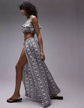 Монохромные пляжные брюки с разрезом и вышивкой Topshop
