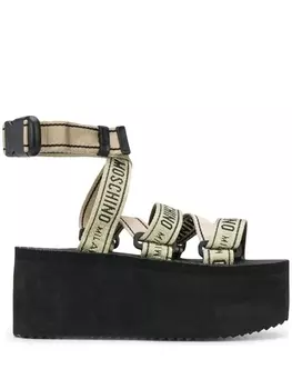 Moschino босоножки на платформе с логотипом, золотистый