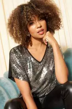 Мягкая трикотажная рождественская туника с короткими рукавами и V-образным вырезом Friends Like These, серебряный