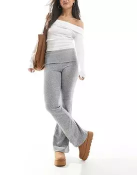 Мягкие на ощупь расклешенные брюки с отворотом на поясе серого цвета Bershka