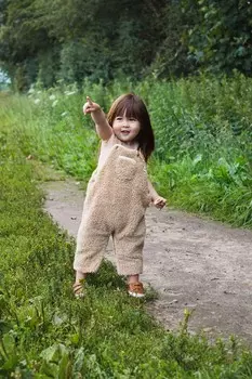 Мягкий детский комбинезон из флиса с дубленкой нейтрального цвета The Little Tailor, бежевый