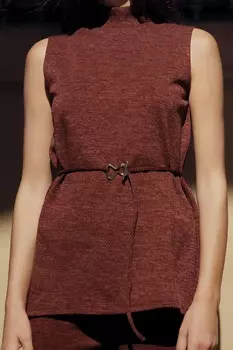 Мягкий топ пике с высоким воротником ZARA, темно-красный