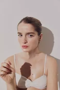 Мягкий верх бикини с закрученной деталью H&M, белый
