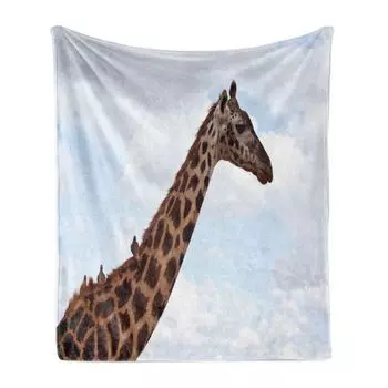 Мягкое фланелевое флисовое одеяло ABAKUHAUS Giraffe, животное с длинной шеей в горошек, безоблачное небо за облаками в национальном парке Танзании, фотография, 175 x 230 см, разноцветное, белый