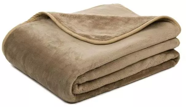 Мягкое одеяло Gzze, изготовленное из 100% переработанных ПЭТ-бутылок, темно-серого цвета.