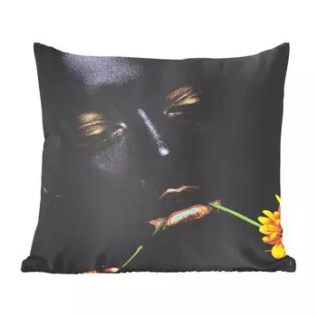 MuchoWow Black & Gold - Темная женщина с желтым цветком - 60x60 см - чехол на подушку - хлопчатобумажная ткань - декоративные чехлы на подушки, мультиколор
