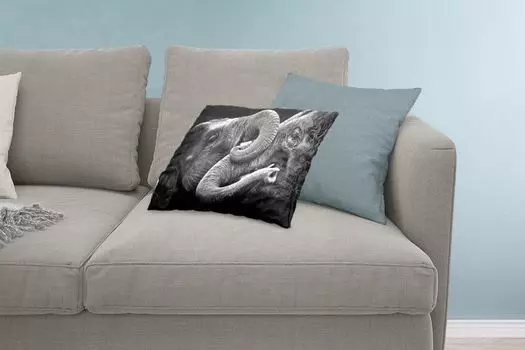 MuchoWow Декоративная подушка Диванная подушка Декоративная подушка для гостиной 60 x 40 см Обнимающие слоны на черном фоне в черно-белых тонах - Чехлы для подушек - Декоративные чехлы для подушек - Декоративные чехлы для подушек