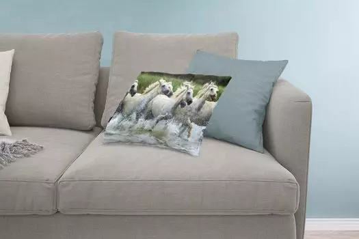 MuchoWow Horses - Стадо белых лошадей в воде во Франции - 60x40 см - Чехлы на подушки - Декоративные чехлы на подушки - Декоративные чехлы на подушки