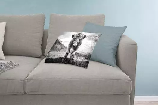MuchoWow Scottish Highlanders - Шотландский горец на фоне гор в черно-белом цвете - 60x40 см - чехлы на подушки - декоративные чехлы на подушки - декоративные чехлы на подушки