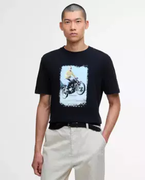 Мужская футболка с короткими рукавами и графическим принтом Стива Маккуина на груди Barbour International, чёрный