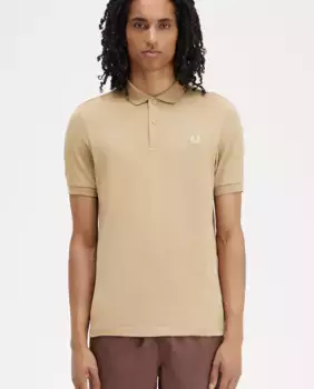 Мужская рубашка-поло с короткими рукавами и отделкой в две полоски на воротнике и манжетах Fred Perry, бежевый