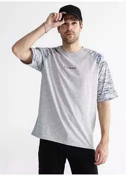 Мужская серая меланжевая футболка с круглым вырезом с принтом Black On Black