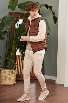 Мужской стандартный жилет-пуховик коричневого цвета DANGER