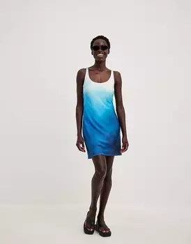 NA-KD – Мини-платье с вырезом сзади и синим градиентом в акварельном стиле