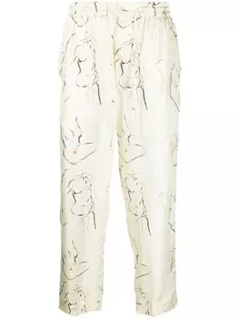 Nanushka укороченные брюки с графичным принтом, нейтральный цвет