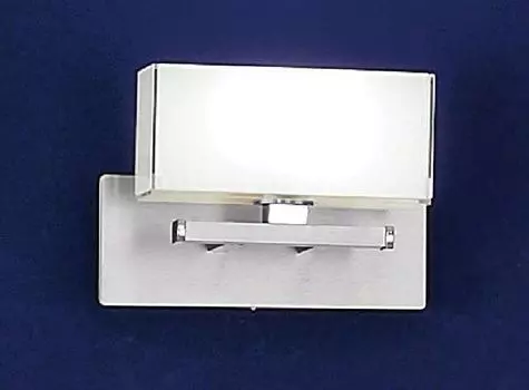 Настенный светильник Bankamp Cube с галогенным опаловым стеклом, никелевым матовым хромированным переключателем, 33 Вт