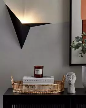 Настенный светильник БЕЛИАНИ черный из металла неправильной формы в современном дизайне. Beliani