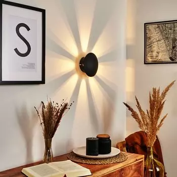 Настенный светильник »Godo» из металла черного цвета с игрой света на стене hofstein, серебро