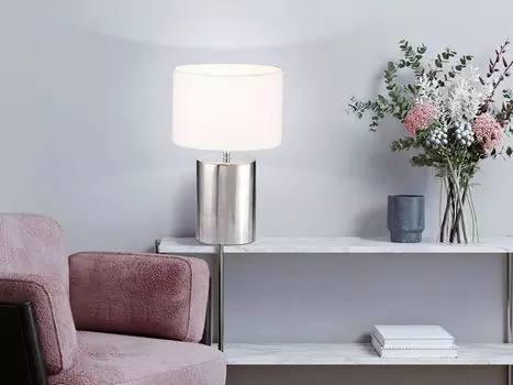 Настольная лампа с керамическим основанием серебристого цвета и абажуром из льняной ткани белого цвета, высота 43 см. Fischer & Honsel Leuchten