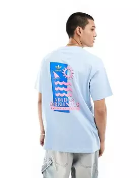 Небесно-голубая футболка adidas Originals – с волнистым принтом на спине