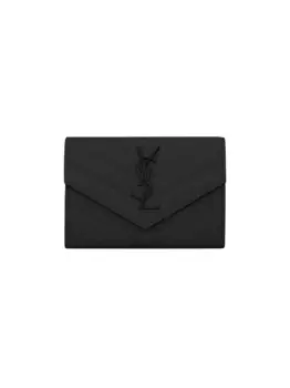 Небольшой кошелек-конверт Cassandre Matelass из кожи с тиснением Grain de Poudre Saint Laurent