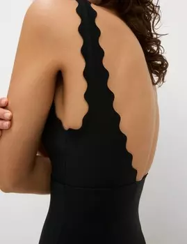 Неопреновый купальник с глубоким вырезом и гребешком Marks & Spencer, черный