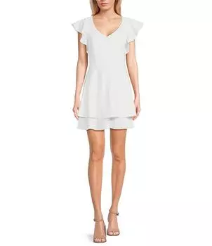 Next Up Двухъярусное мини-платье с V-образным вырезом и развевающимися рукавами, завернутым назад вырезом, слоновая кость