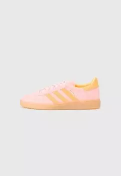Низкие кеды HANDBALL SPEZIAL Adidas Originals, цвет Glow Pink/Flash Orange/Gum