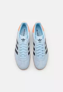 Низкие кроссовки adidas Originals, ясное небо/основной черный