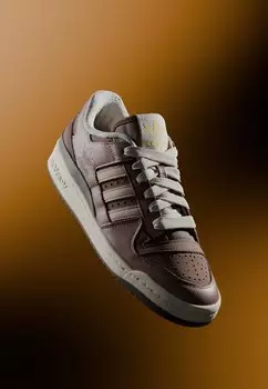 Низкие кроссовки Forum Cl Unisex adidas Originals, цвет earth strata/cream white/dark brown